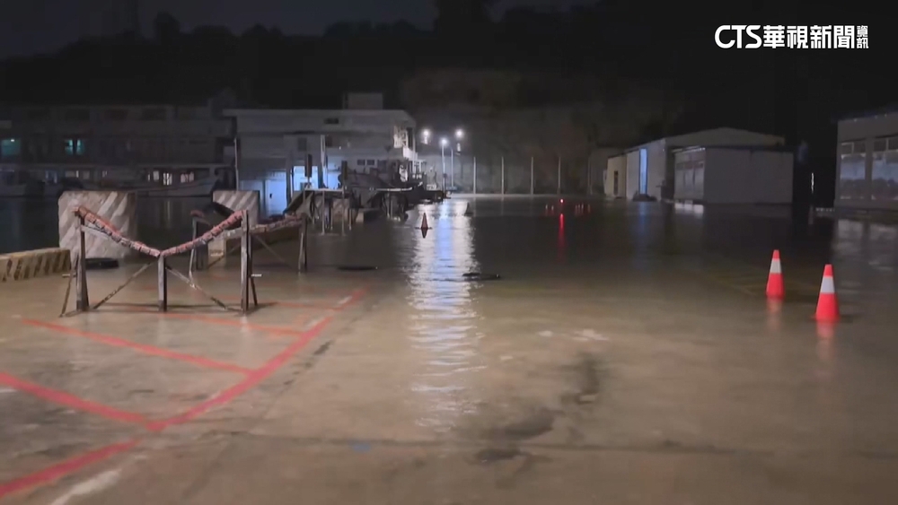 中秋後金門「漲九降」暴潮　新湖漁港海水淹路面