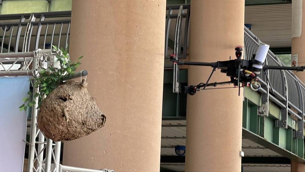 現場展示使用無人機防治虎頭蜂。圖／新北市動保處提供