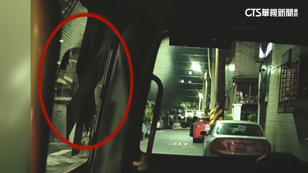 出勤後未歸隊「巷弄內玩手機」　2救護員被記過懲處