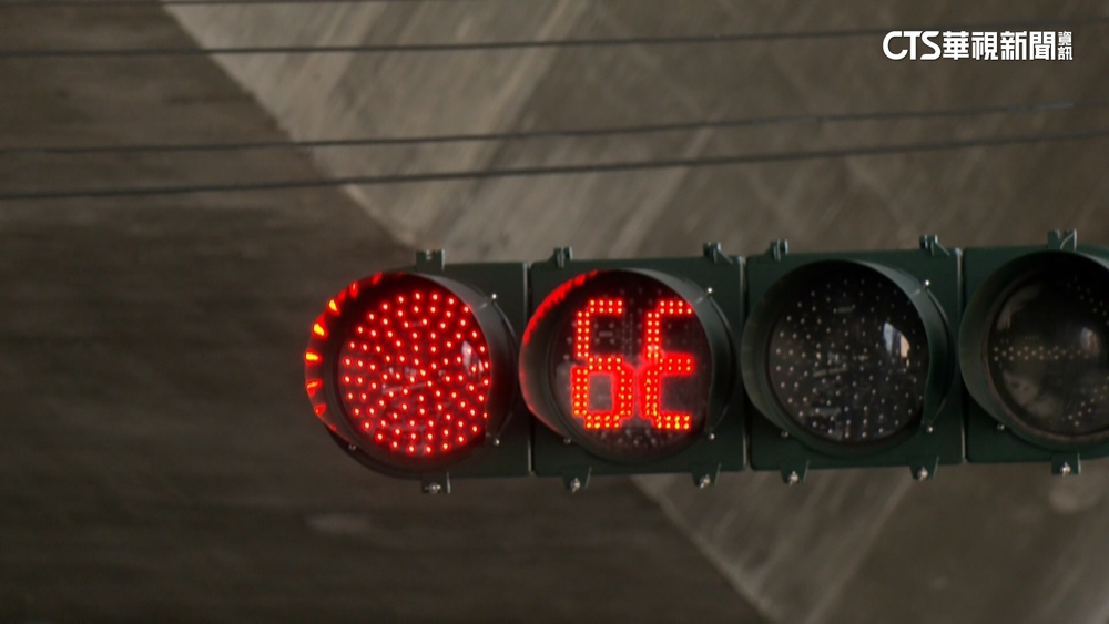 路口號誌燈數字「顛倒」讀秒　用路人歪頭霧煞煞