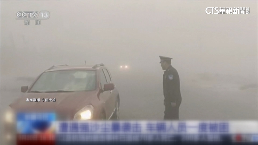 新疆烏恰縣濃濃沙塵暴阻路　100多輛汽車一度受困