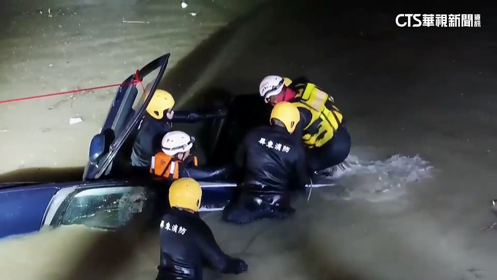 7旬老翁駕車不慎墜河　機具破車救出後送醫不治