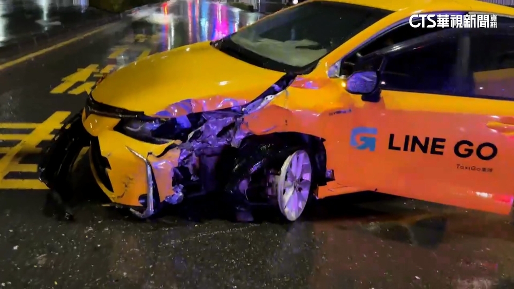 天雨擾視線直撞分隔島　運將胸口挫傷送醫