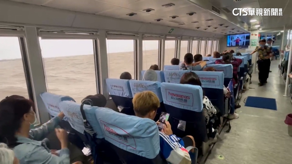 海象惡劣！　搭東琉線如「海盜船」　乘客驚聲尖叫