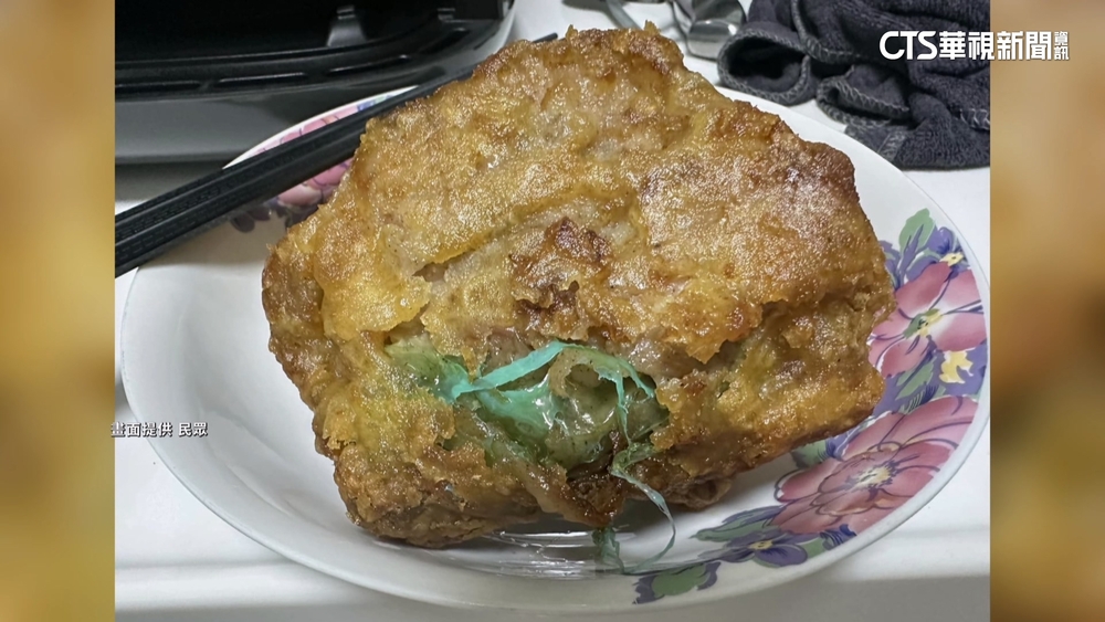 美式賣場人氣炸雞藏「綠塑膠片」　業者：釐清中