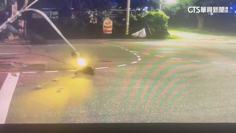 直衝分隔島！撞斷紅綠燈桿翻覆　駕駛酒測值1.08