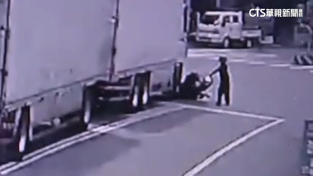 又視線死角？聯結車左轉撞機車　騎士遭彈下車逃一劫