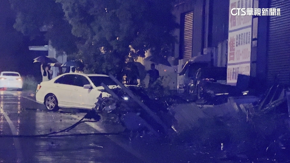 電線桿遭撞倒車道　絆倒騎士噴火花.後車再撞