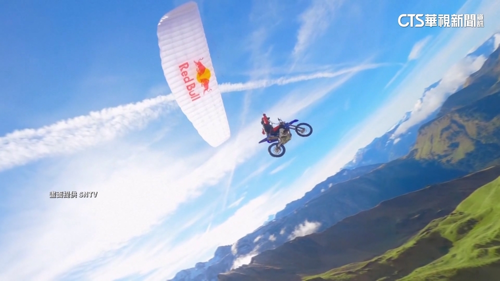 摩托加裝飛行傘　Pages「騎飛」越下阿爾卑斯山懸崖