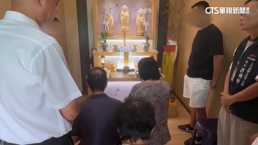 巨業司機靈前下跪　母怒質疑女兒被撞後再遭輾斃