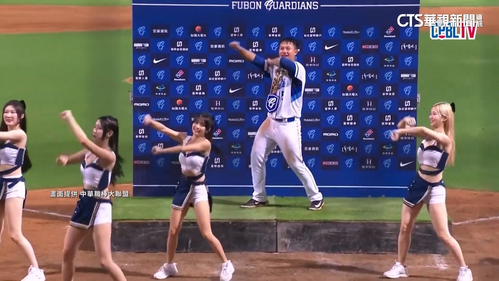 周思齊.丘昌榮贈獎互鬧　王念好飆舞成「富邦舞王」