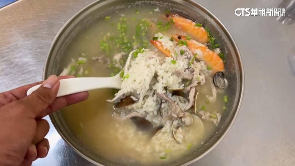 火鍋盆裝海產粥！　民眾直呼佛心　店家：怕客人吃不飽