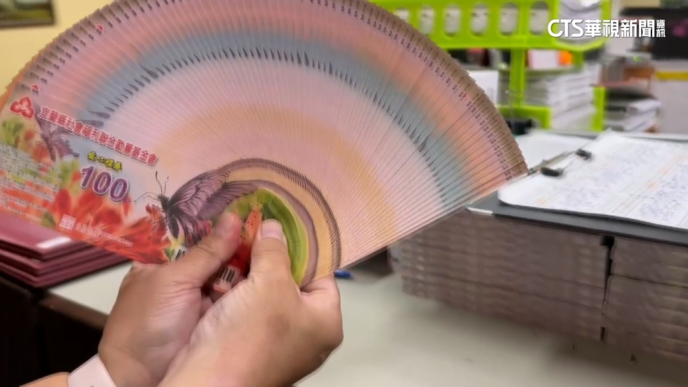 宜蘭縣教師節禮僅200元禮券　嘉義市僅「一張卡片」惹議