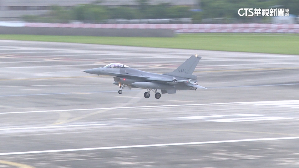 賴總統就任後首迎國慶　空軍秀肌肉拍片祝賀