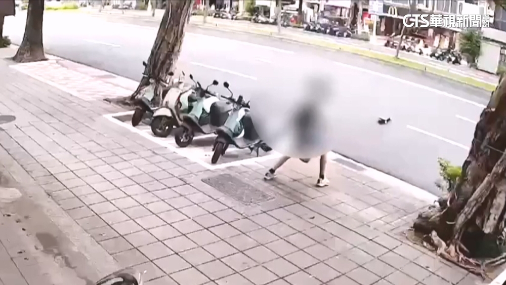 國中生滑板噴飛路中　總統車隊返官邸受驚擾