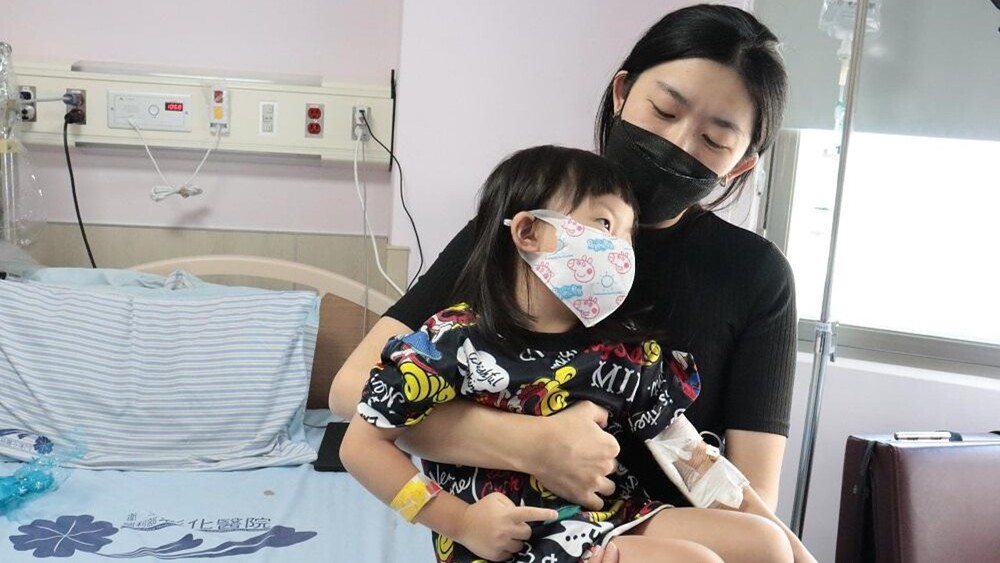 女童及媽媽。圖／衛福部彰化醫院提供