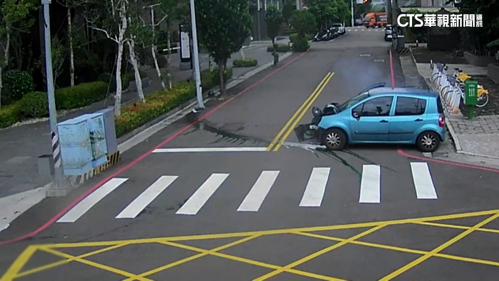 女大生練車撞燈桿！　母護女心切「頂替」被識破