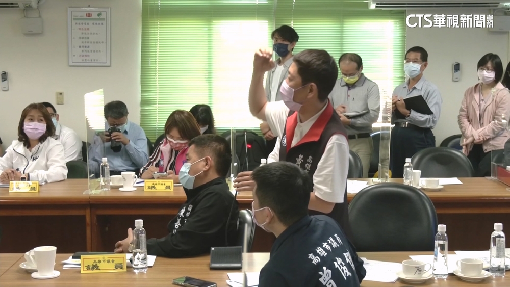 藍高雄議員黃紹庭涉浮報助理費　檢調搜索帶走黃母