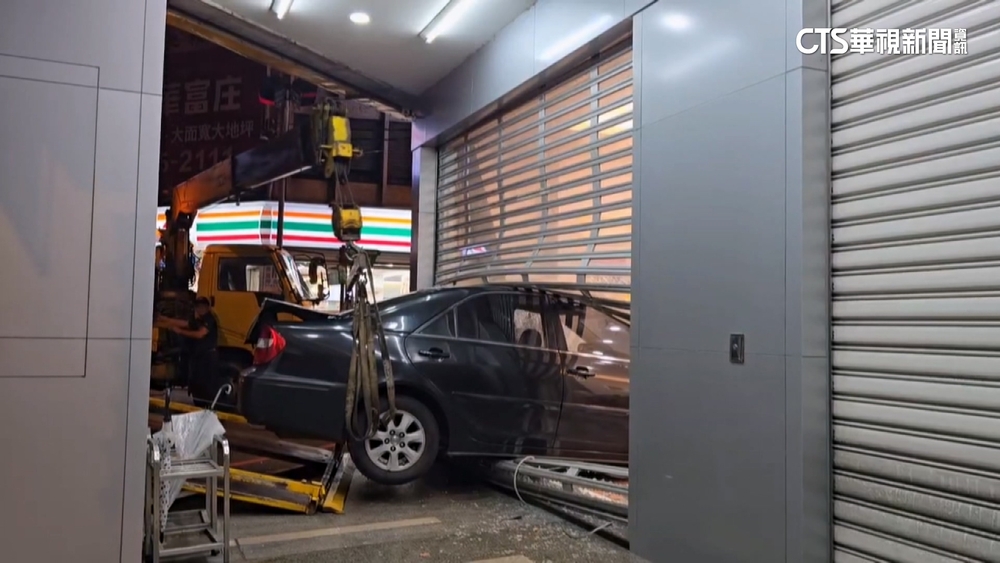 宜蘭五結小客車撞民宅　房仲公司鐵捲門.辦公區全毀