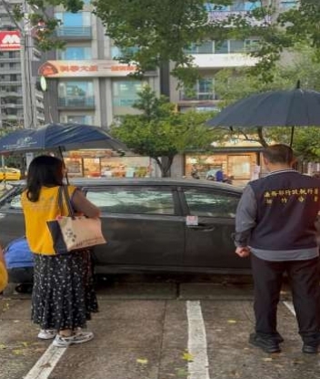 新竹男超速多次又不繳稅共欠19萬　執行署冒大雨拖吊車輛