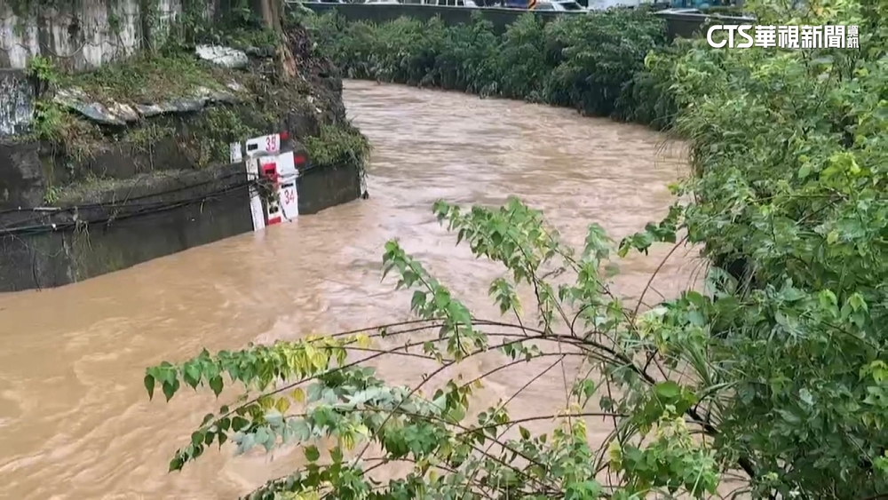 大雨狂下！基隆市安樂區馬路變小河.水灌國中校舍
