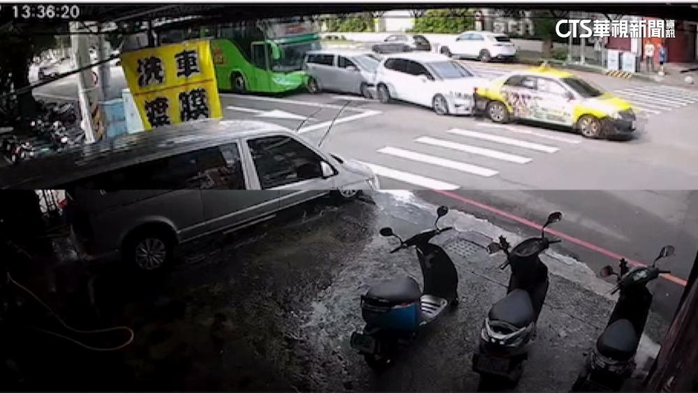 統聯客運追撞3車1傷　2女學生險遭波及嚇哭