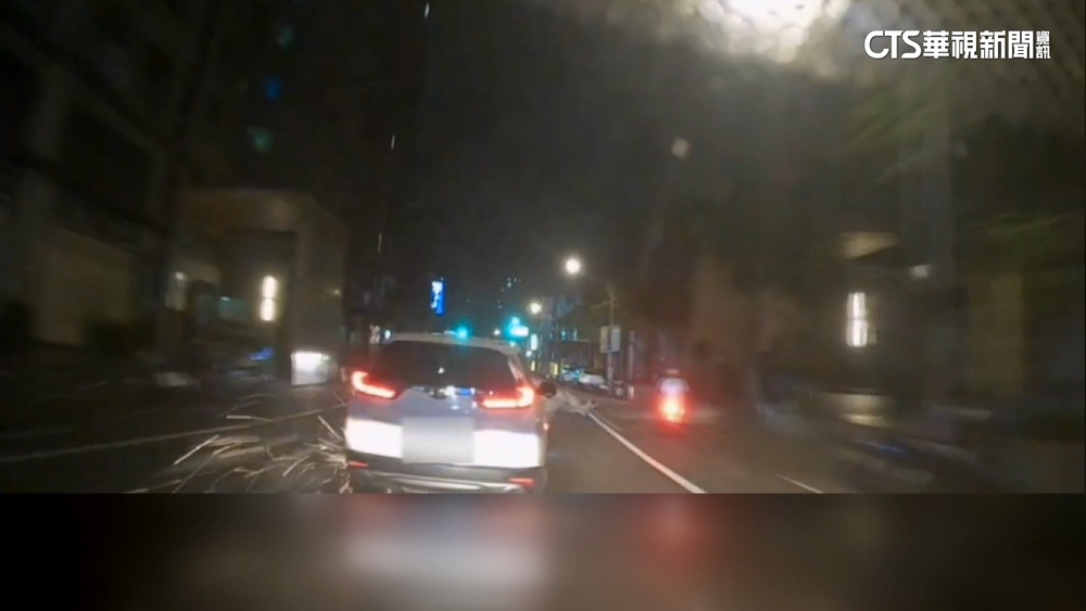 直擊！　酒駕拒檢狂飆撞騎士　機車卡底盤「噴火」