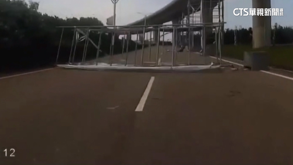 「山陀兒」生成　苗栗鐵架被吹倒　騎士險遭砸