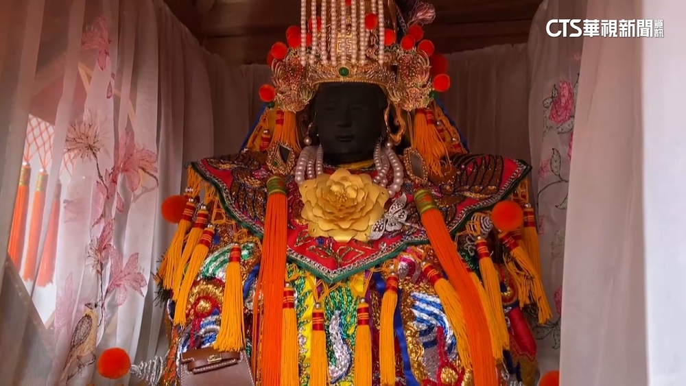 東港迎王祭鼓隊吸睛　府城媽祖拎縮小版精品包出巡