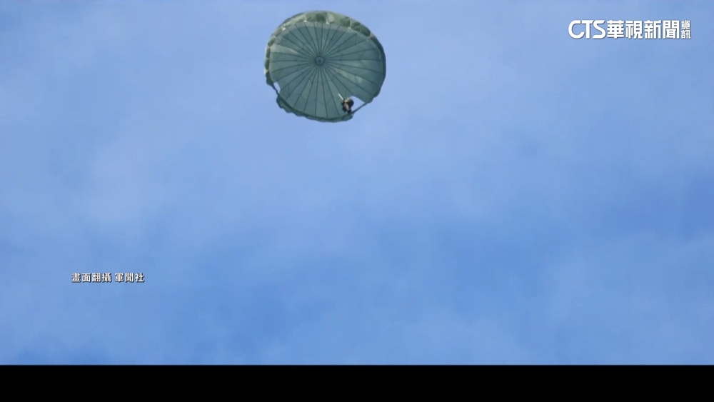 強化空降應變力！　傘兵著40KG「鐵漢裝」極限跳傘