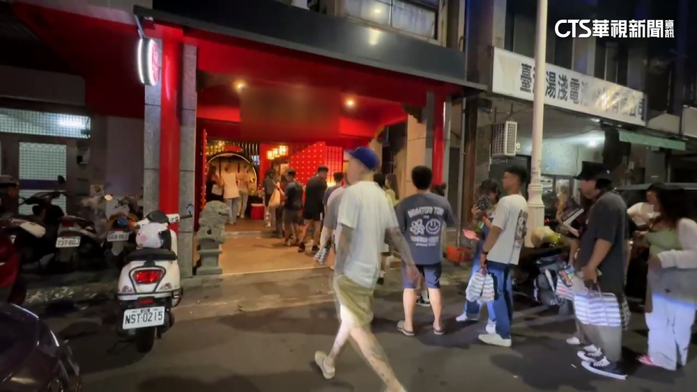 高雄「酒精路跑」人潮排隊到凌晨　住戶怨擾民