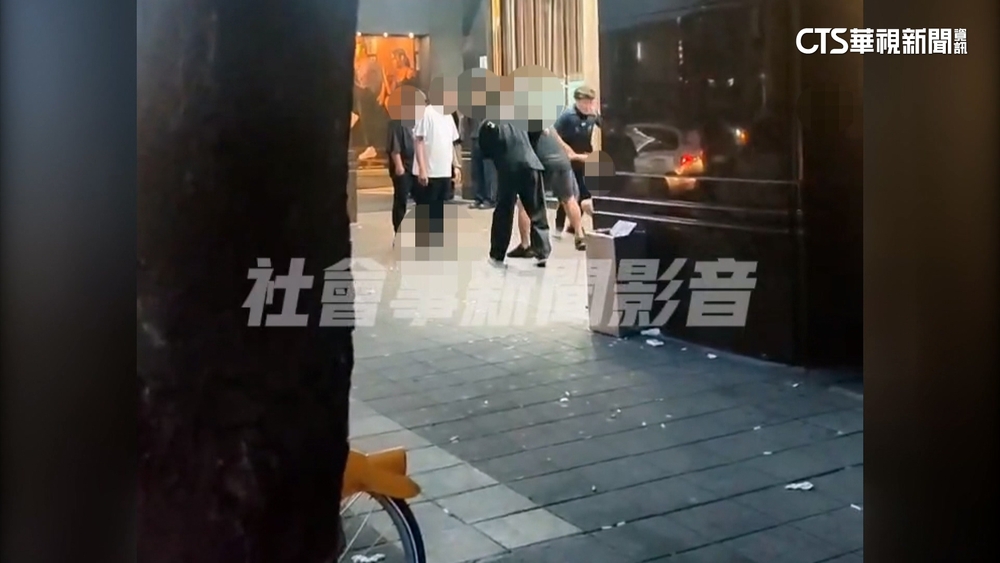 警在場照打不誤！男夜唱離場酒醉暴走嚇壞路人