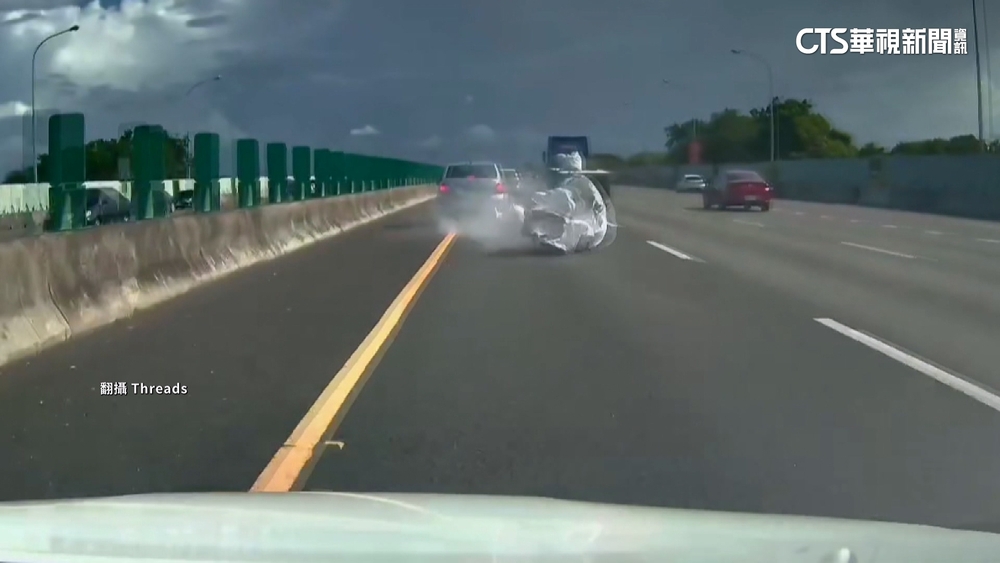 國一中壢段驚見「太空包噴飛」　砸到小客車