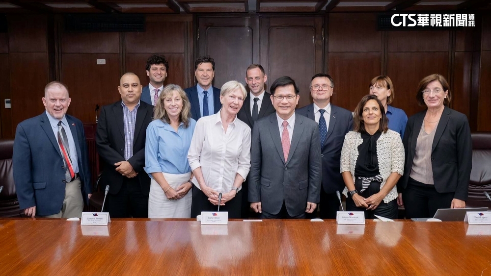 林佳龍茶敘10國外媒！　談中俄邪惡軸心.登以媒頭版