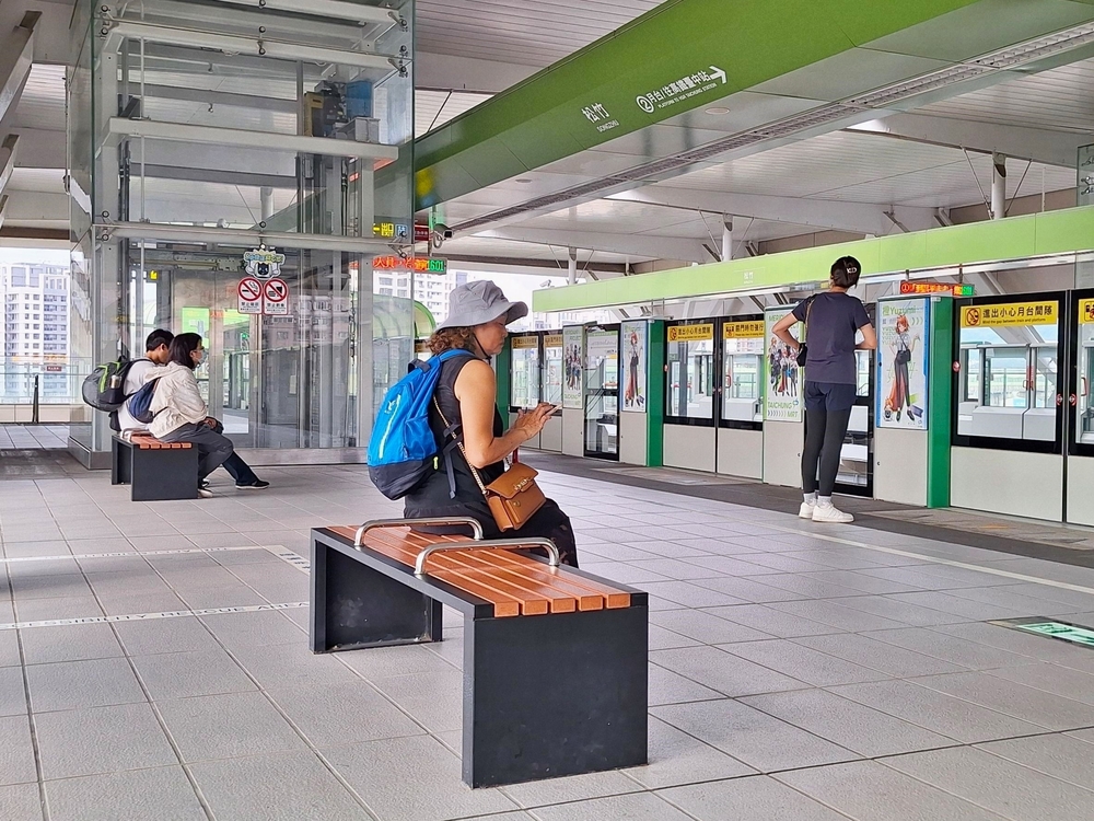 因應旅客需求　台中捷運增設月台候車座