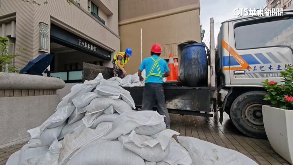 水閘門未完工...　高雄高級住宅堆沙包　緊急移走愛車