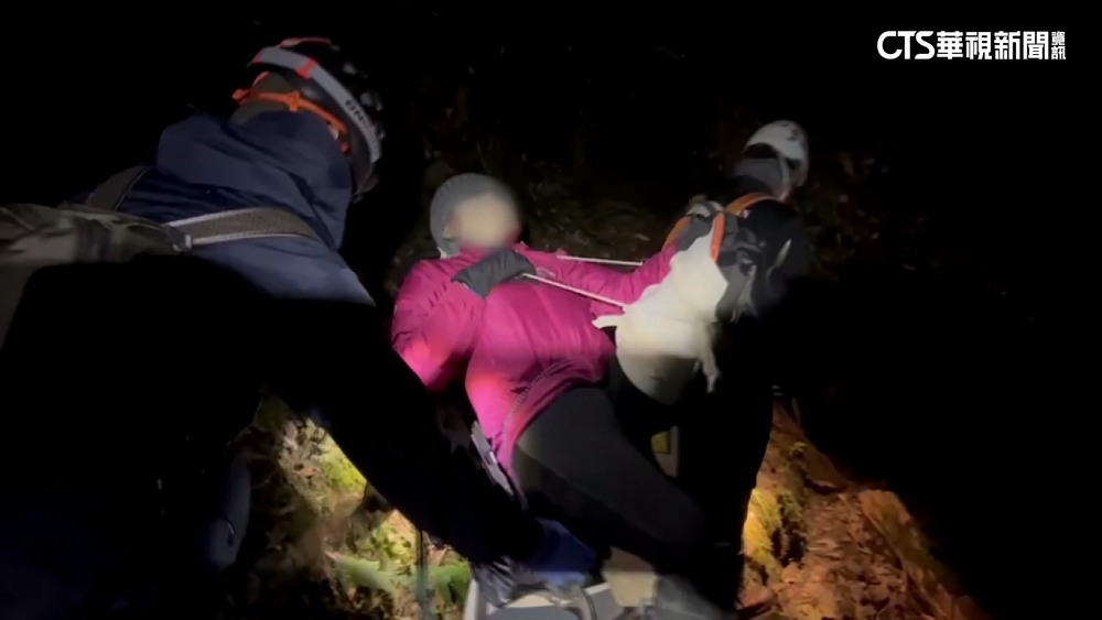 雙龍林道女摔十米邊坡骨折　救難員頂強風救援