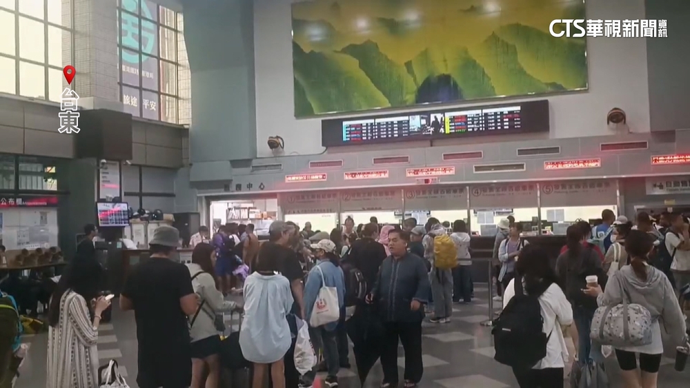 北迴中斷南迴停駛　台東火車站湧人潮搶搭車返鄉