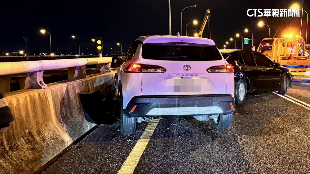 4車追撞！　五楊高架斷肢車禍傷者送醫急救