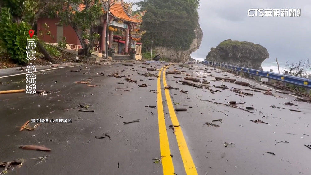 山陀兒發威！　小琉球掀長浪淹漁港　樹木.護欄躺路中