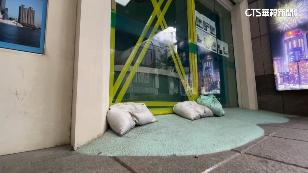 山陀兒恐登陸高雄　民眾磚墊冰箱.貼膠帶.堆沙包防颱