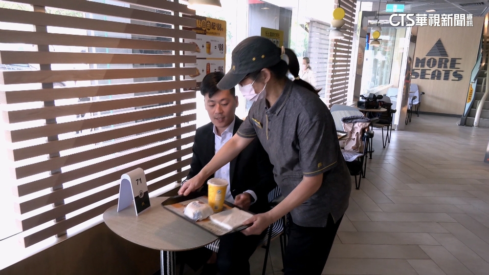 颱風假上班　速食店員工曝：領雙薪+交通補助　好佛心