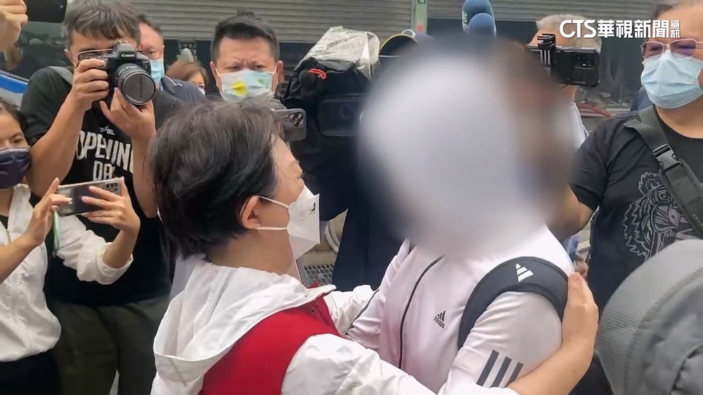 母中風全家才搬到工廠住　孝子顧母雙雙遇死劫