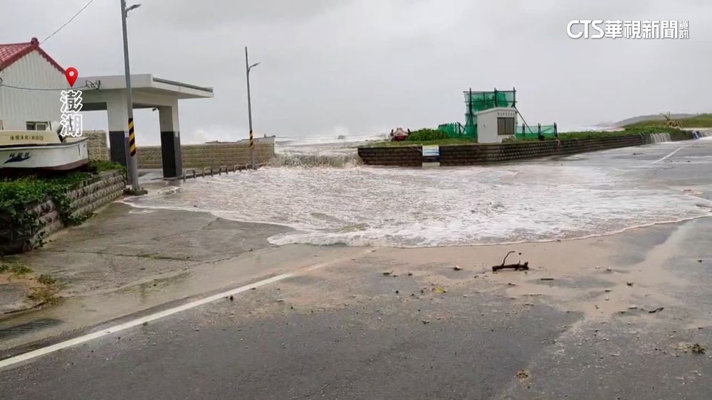 巨浪激起超高浪花　澎湖東嶼坪第一線海堤被沖垮