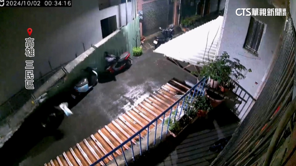 高雄工地圍籬遭吹倒壓3機車　車主控：鄰居亂挪車