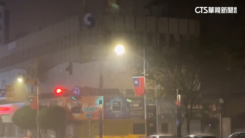 花蓮入夜後間歇降雨　東華大學宵夜街冷清