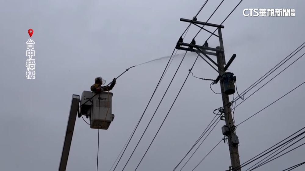 颱風颳鹽塵恐導致停電　台電沿路清洗電桿「礙子」