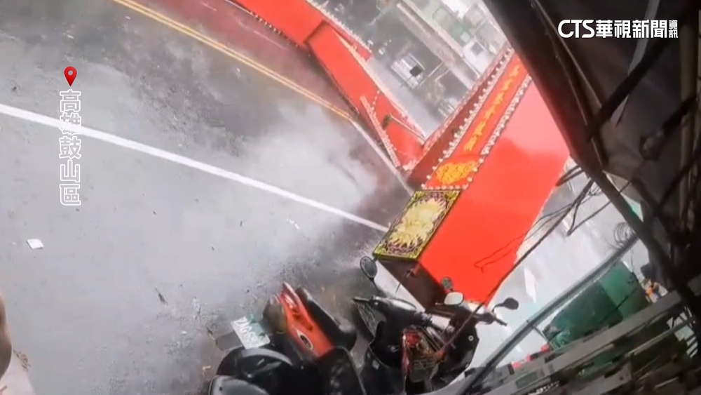 騎士遭強風吹倒摔.路人緊抱燈桿　高雄颳15級陣風