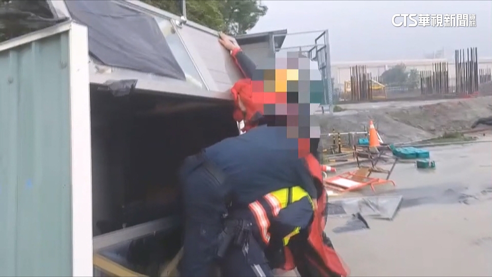 山陀兒登陸高雄小港！警衛亭側翻　攤商頂棚吹掀