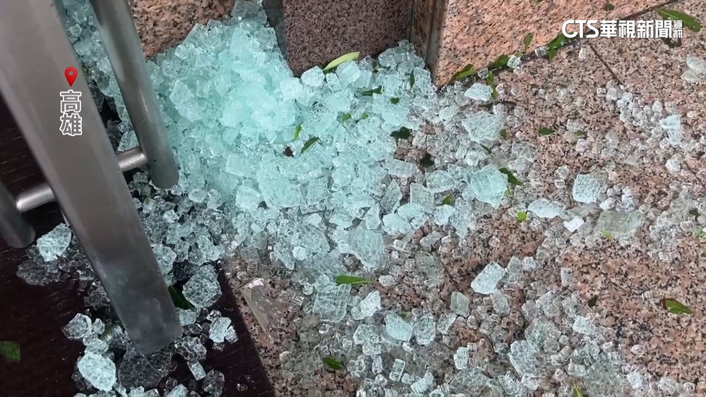 高雄強風襲！　5員工「肉身」擋玻璃門　民眾憂：恐割傷